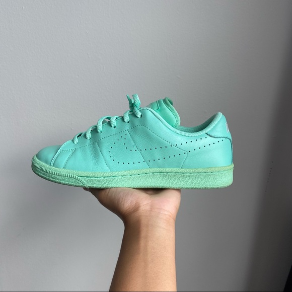 ✨Nike Tennis Classic Sneakers ✨ - Picture 4 of 7